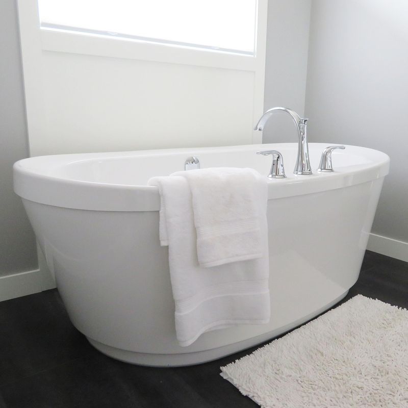 How to Clean an Acrylic Bathtub and Keep It Looking New